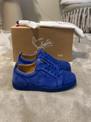 Christian Louboutin skor - Säljer ett Par Christian Louboutin skor i  Fint skick Skick: 9,5/10🧮  Inkluderat: allt og ingår!♦️  Pris: 3899kr ej hugget i sten🎗️ Storlek: 43♣️  passar 44 Snabbaffär = priset sänks-SERIÖSA BUD🔓