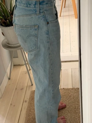 Ljusblå raka jeans Levi’s  - Säljer ett par ljusblå levis jeans med rak passform! W 26 L 32
