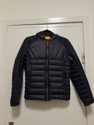 Parajumper jacka  - Parajumper jacka i super bra skick!  Storlek M för junior, så som en S vuxen  PRIS går att diskutera 