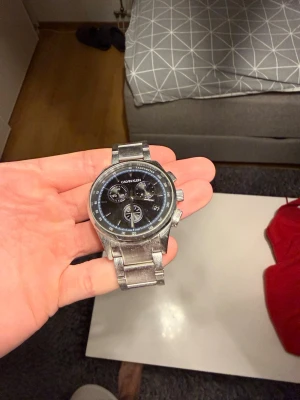Calvin Klein silverfärgad klocka - En Calvin Klein Klocka i bra skick! Min handled är 18 cm och klockan sitter för tajt på mig! Finns inget kvitto, extra länkar eller låda! Endast klockan!