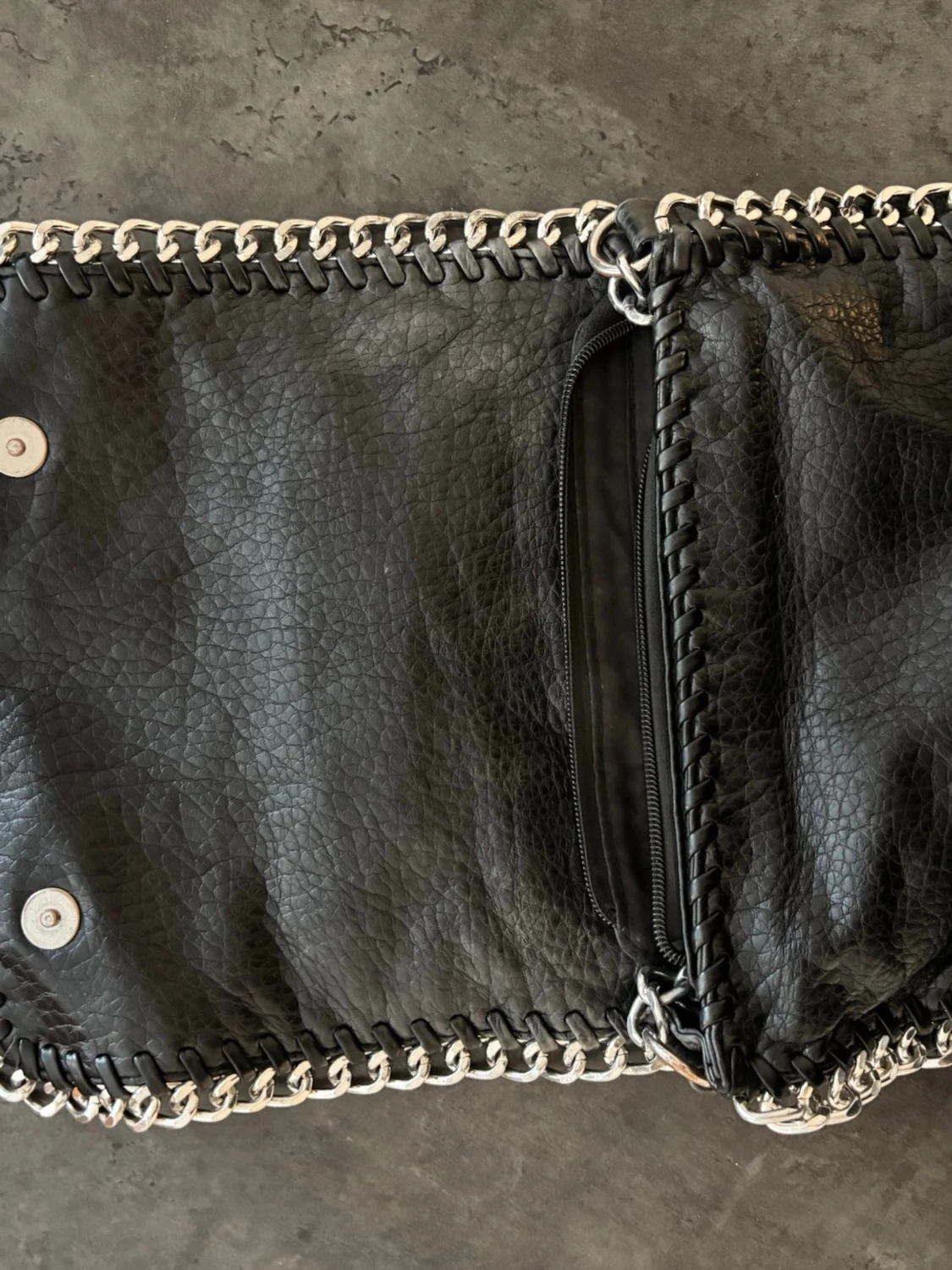 Svart kuvertväska med kedjedetaljer (från tiamo köpt på scorett) - 1