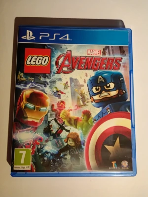 Avengers Legospel PS4 - PS4 Legospel baserat på Marvel Avengers 1 filmen. Pluppen för skivan är trasig men skivan själv har inga repor. 