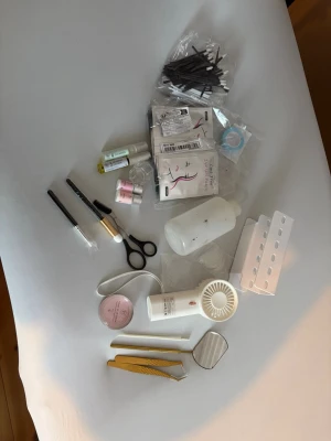 Stort kit med frans- och brynverktyg - Säljer ett komplett kit med verktyg och tillbehör för fransar och bryn, (lash & brow lift)  inklusive pincetter, sax, borstar, fläkt, spegel, pads, och alla vätskor du behöver för att utföra behandlingen också förvaringsburkar i plast och metall, samt guldbricka. Perfekt för dig som gillar att fixa fransar och bryn hemma. ALLT ÄR O ANVÄNT 