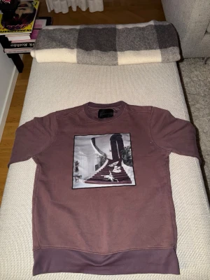 Limitato Sweatshirt – Limited Edition (5 ex) - Exklusiv sweatshirt från Limitato – extremt limiterad upplaga (endast 5 exemplar). Tryck med konstmotiv på bröstet. Modellen tillverkas inte längre.  Nypris: 2899 kr Mycket ovanlig – perfekt för samlare eller den som vill ha något unikt.  Skick: Mycket fint / sparsamt använd. Passform: S  Priset är inte spikat och går bra att pruta lite. Hör gärna av er för mer frågor