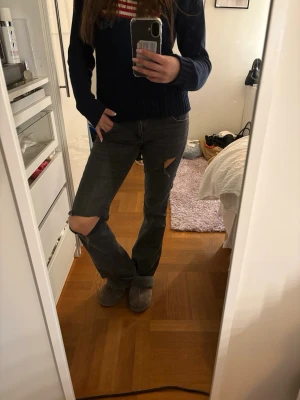 Grå slitna jeans med hål vid knäna - Super snygga jeans!! Storleken är 164 men passar mig som är 167 och vanligtvis bär storlek S💕