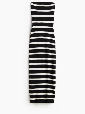 Randig svartvit långklänning - Säljer en ribbad, axelbandslös långklänning med breda svarta och vita horisontella ränder. Klänningen har en kroppsnära passform och är perfekt för dig som gillar en stilren och trendig look.