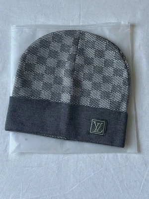 L.V Mössa  - Kan negociera ett bättre pris, skicka pris förslag!. Aldrig använt, då mitt huvudet var för liten för den