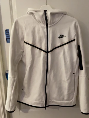 Vit Nike tech - Storlek M priset är inte hugget i sten 🪨 