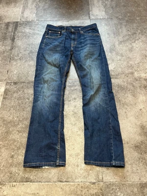 Vintage Bootcut Levi’s 527 - Hej! Nu säljer jag mina riktigt feta levis 527or i strlk 31/32🫡 fitten e en lite lösare bootcut - skulle säga att de är en av om inte den bästa levis boot fitten👏 tveka inte på att skriva ifall ni har fler frågor 🖖