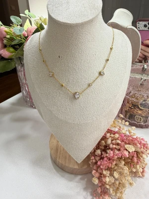 Vattentåligt guldpläterat halsband  - Ett vackert och elegant halsband tillverkat av rostfritt stål, pläterat med 18K guld. Halsbandet är vattentåligt och allergivänligt – perfekt för daglig användning.  De fina zirkonstenarna ger ett mjukt och lyxigt sken som passar alla tillfällen.  💛 Rostfritt stål 💛 18K guldplätering 💛 Vattentåligt & allergivänligt 💛 Zirkonstenar 💛 Elegant, lätt och bekvämt