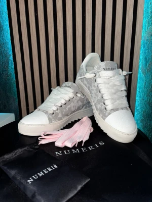Numeris Atelier- Cloud - Selling these really cool and unique sneakers from NUMERIS, got them on Christmas. Unfortunately they are one size small for me. Pink Extra laces available, Shoe bag included, shoe box not included. Worn: 2 times only Size: EU 44 Model/Color: ATELIER - CLOUD GREY Information: Hand dyed canvas Fully pebbled leather white toe cap Thick rubber sole Siver Eyelets 15mm ribbed Laces Black Dust Bag Black Laces Dust Bag Handcrafted in Portugal