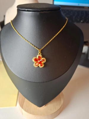 Guldigt halsband med blomma och pärlor - Fler fina accessoarer finns på min profil 💍  More exquisite accessories on my profile listings.