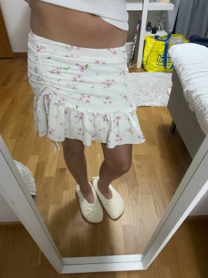 Blommig kjol - Blommig kjol från Gina, med en knytbar ända