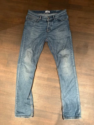 Blå jeans från NN07 - NN07 jeans | rak/slim passform | nypris: ca 1700kr | storlek: 29/32 | hör av er vid frågor |