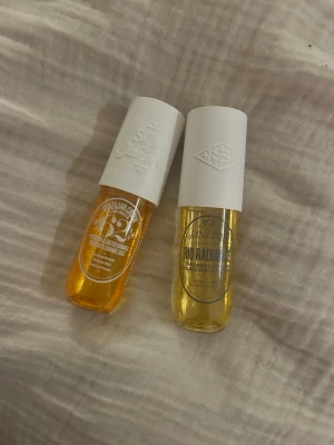 Sol de Janeiro Cheirosa 62 & Rio Radiance - Två parfymer från Sol de Janeiro: Cheirosa 62 med doft av pistage och karamell samt Rio Radiance med solig tuberos och kokos. Båda kommer i genomskinliga flaskor med vita lock och har en fräsch, tropisk känsla. Perfekta för dig som gillar söta och varma dofter. Använda endast ett få tal gånger. 