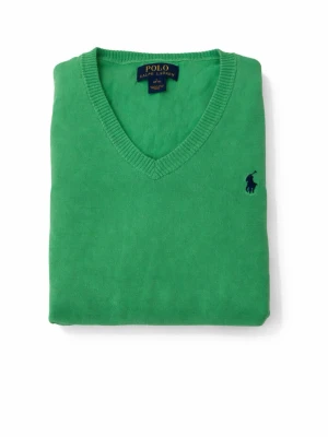 Grön stickad tröja från Polo Ralph Lauren 14-16 - Snygg grön stickad tröja från Polo Ralph Lauren med V-ringning och mörkblå broderad logga på bröstet. Tröjan har långa ärmar och ribbade muddar vid ärmslut och nederkant. Perfekt för lager på lager och enkel att matcha.