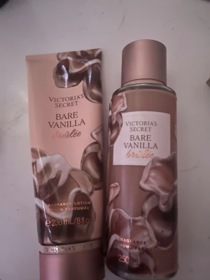Victoria’s Secret bare vanilla brulee - Victoria’s Secret bare vanilla brulee i kräm och body mist, doften är bare vanilla med toasted marshmallow. Den är lite använd 