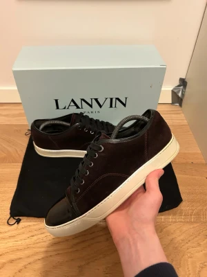 Vinröda Lanvins - Jag säljer nu ett par riktigt feta vinröda Lanvins. De är i bra skick. Storlek uk7 vilket motsvarar storlek 41, men de sitter som storlek 42. Box och dustbag följer med vid köp. Om du har några fler funderingar så är det bara att fråga på! ❇️