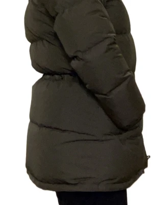 Olivgrön pufferjacka från Boomerang - Snygg olivgrön pufferjacka från Boomerang i storlek M. Jackan har en klassisk quiltad design med fyllig vaddering som håller dig varm under kalla dagar. Perfekt för dig som vill ha en stilren och funktionell vinterjacka.