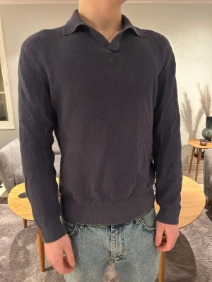 Långärmad tröja från These Glory Days - Jag säljer en snygg mörkblå, långärmad tröja från these glory days. Den har inga skador alls men är bra använd. Den sitter jättebra och är i storlek medium.