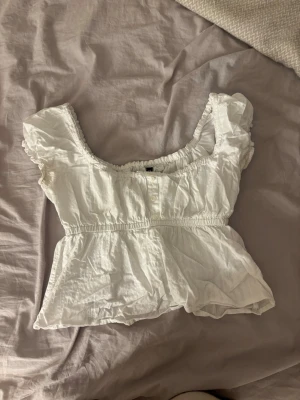 Vit blus med puffärm och knappar - Söt vit blus med puffärmar