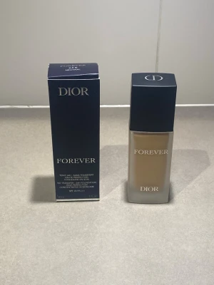 Dior Forever 24h Foundation 2.5N - Dior Forever Foundation i nyansen 2.5N Neutral. Älskar formulan men tyvärr blev nyansen fel. Den är endast prövad en gång och säljs då som sagt det var fel shade. Köptes för 800kr