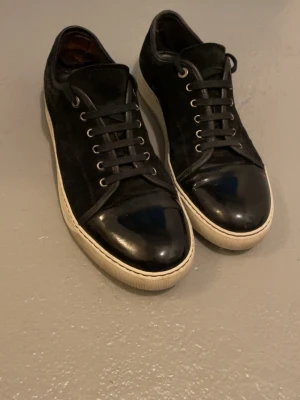 Svarta lanvins  - Snygga svarta lanvins i storlek UK10 som passar 45-46. Lite slitningar men inget som syns tydligt alls utanpå. Sönder i hälen inuti men inget som syns utanpå. Skorna är äkta