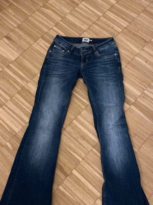 Blå bootcut jeans från 157 - Snygga blå bootcut jeans från 157 . Jeansen är väldigt lågmidjade och är bootcut. Storlek XS men passar även S. Pris kan diskuteras 