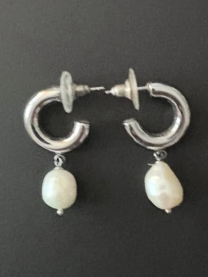 SPARV pearly hoopes - Eleganta örhängen i silverpläterad mässing med sötvattenspärlor. Storlek 28 mm .  Fint skick . 