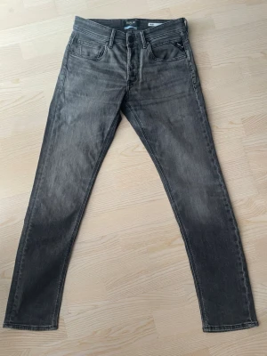 Replay grå slim fit jeans - Snygga svarta jeans från Replay med smal passform W28/L30. Perfekta för dig som gillar en stilren och modern look. Går att diskutera pris!!!