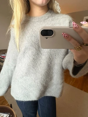 Stickad tröja hm - Jättetrendig och gosig stickad tröja från hm🙏🏽💞 Superbra kvalitet och knappt använd🙏🏽💞