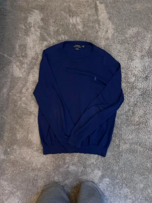 Ralph lauren crewneck  - Säljer denna crewneck i bra skick. Passar runt 180 hör av er vid frågor!
