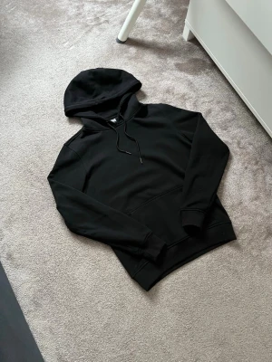 Svart hoodke - Säljer en clean svart hoodie från Urban classic. Hoodien är i storlek xs och i mycket bra skick.
