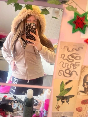 Fur hoodie - Fur zip up jag har sytt på päls och sytt den tajtare i midjan den är i bra skick jag kan inte hitta några defekter 