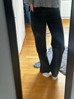 Svarta jeans  - Säljer mina svarta jeans som är typ högmidjade. Är 170 som referens! Bara att skriva för fler bilder. 