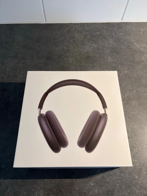 Apple AirPods Max midnight  - Snygga  hörlurar från Apple i färgen midnight. AirPods Max har en stilren design med metall och mesh-material i huvudbandet. Perfekta för dig som vill ha grymt ljud och modern teknik.