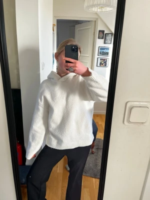 Vit stickad hoodie  - Mysig vit hoodie med luva från BikBok. Använd få tal gånger så skicket är bra💞Strl XS