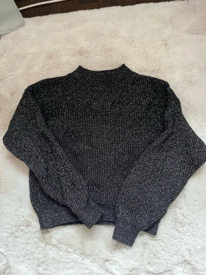 Glittrig hoodie - En fin glittrig hoodie från H&M säljs för att jag inte använder den och priset kan diskuteras 🥰