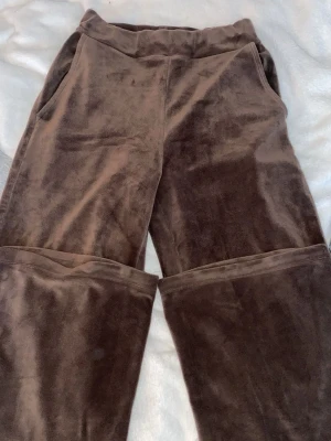 Bruna mjukisbyxor  - Bruna mjukisbyxor från Lindex. Ganska sköna men behöver sälja på grund av att dom inte kommer till användning.  Dom är stretchiga så skulle säga att dom passar dig som har från Xs, S och M