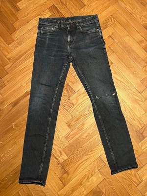 Jeans med slitningar - Snygga blå jeans med slitningar som passar till alla outfits 🤌 märket är arket, men med egengjord slitning för en unikare look! Storlek 29✨