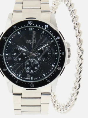 Regal silverfärgad klocka med länk - Stilren klocka från Regal i silverfärgat metallarmband och svart urtavla med flera små urtavlor. Kommer i presentförpackning tillsammans med en matchande silverfärgad kedja. Perfekt accessoar för dig som gillar en klassisk look.