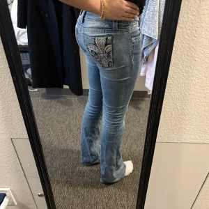 Miss me Bootcut jeans - Säljer ett par ljusblå bootcut jeans med unika bakfickor. De har använt väl men är i bra skick.🥰jag är 176 som referens 