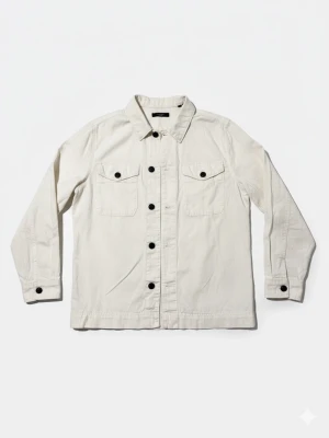 Vit overshirt -  Vit overshirt från Jack & Jones. Klassisk krage och raka ärmar med knapp vid ärmslut. Perfekt för o slänga över en t shirt eller skjorta. Inga defekter på tröjan. Säljes då den är för liten. Hör av er vid frågor! 😁