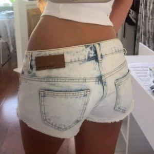 Ljusblå lowwaist jeansshorts med broderi - Snygga low waist mini jeansshorts i strl 34, midja:39cm. Kommer fler unika jeansshorts/kjolar så följ!!