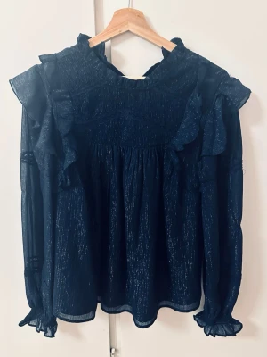 söt blus från gina tricot💖💖 - superfin glittrig blus från gina, nyskick!💘skriv privat så kan jag skicka bilder hur den ser ut på!❣️