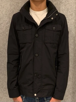 J.Lindeberg Field Jacket OG Logo - Säljer denna stilrena field jackan från J.Lindeberg i storlek S. Topp kvalité på jackan och den är knappt använd. Jävligt snygg passform också och enkel att matcha med olika outfits. Skriv gärna vid intresse!