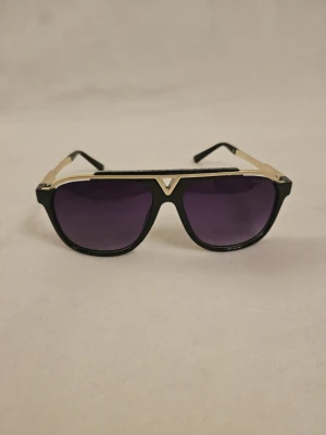 Lvglasögon - Stilrena solglasögon i nytt skick🔥, sitter perfekt och matchar alla fits. Perfekt för sommar-drip. DM vid intresse!😎