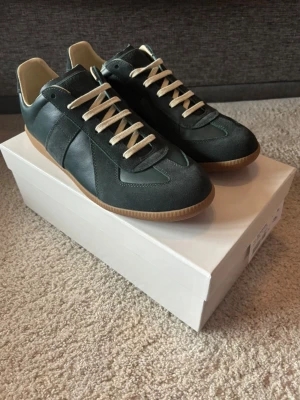 Maison margiela gats - Säljer ett par lite schysstare Maison margiela gats | Boxen är lite trasig (se sista bilden) | Dustbag + box ingår | Storlek: 43 | Det är bara slå en pling om du undrar något 😊