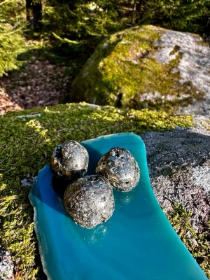 3 Pyrit cuddles  - Vackra, trumlade cuddle pyrites med naturliga grottor och gnistrande kristallytor. Pyrit är känd som stenen för styrka, självsäkerhet och överflöd, och i den här mjukt rundade formen blir energin både kraftfull och trygg.  🔥 Stärker självförtroende & personlig kraft 🔥 Hjälper till att manifestera överflöd och framgång 🔥 Skyddande och jordande energi 🔥 Perfekt som “fidget-sten” vid stress eller oro  Ca 2.7 cm långa.   