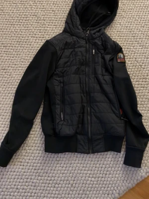Parajumper Cardigan - Säljer en sparsamt använd parajumper cardigan i storlek xs. Den har inga defekter eller sådana slitage. Pris går att diskutera vid snabb affär.